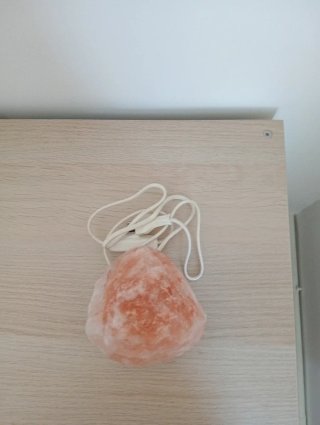 Lampada di sale naturale con base in legno