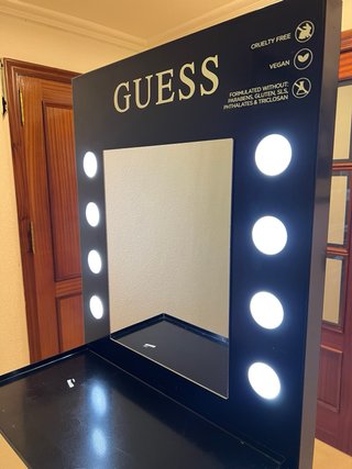 Expositor / Tocador de Maquillaje GUESS con Luces