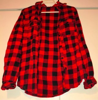 Camisa a cuadros roja y negra