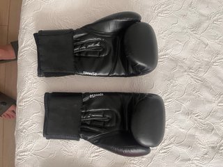 Guantes boxeo Adidas, tibiales y guantillas MMA