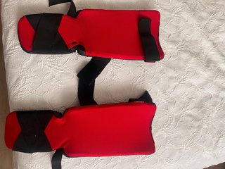 Guantes boxeo Adidas, tibiales y guantillas MMA
