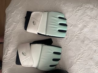 Guantes boxeo Adidas, tibiales y guantillas MMA