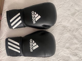 Guantes boxeo Adidas, tibiales y guantillas MMA
