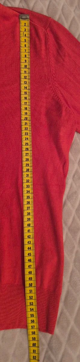 Jersey fino cuello pico rojo
