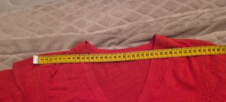 Jersey fino cuello pico rojo