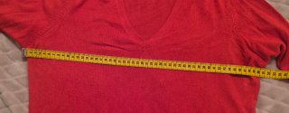 Jersey fino cuello pico rojo