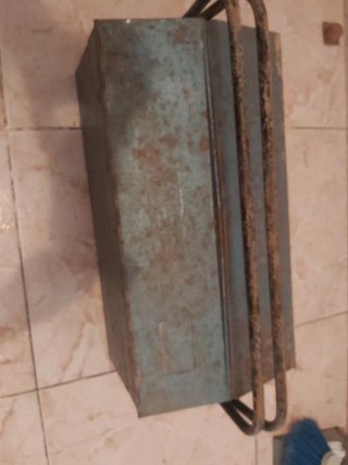 Caja de herramientas metálica vintage
