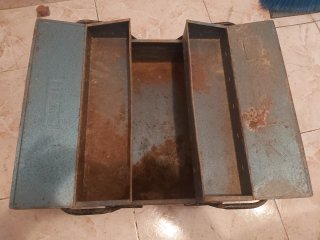 Caja de herramientas metálica vintage