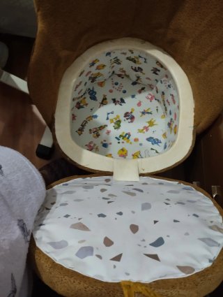 Sillón arcón. tapizado mostaza