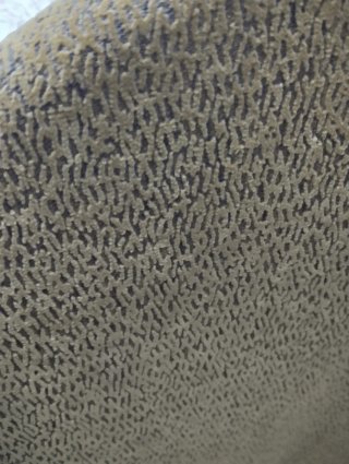 Sillón arcón. tapizado mostaza