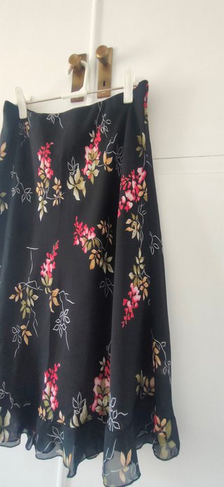 Falda negra con estampado floral