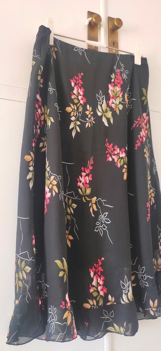 Falda negra con estampado floral