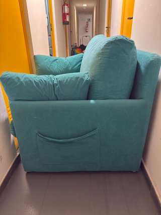 Sofá de tela verde azulado