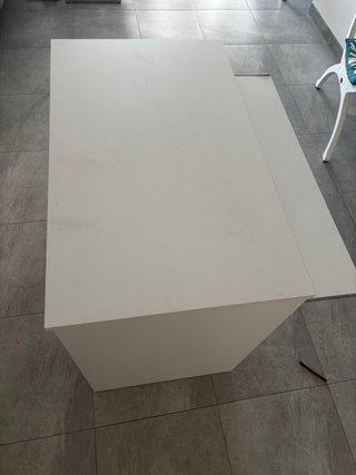 Mesa de estudio blanca de madera