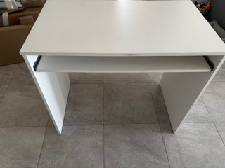 Mesa de estudio blanca de madera