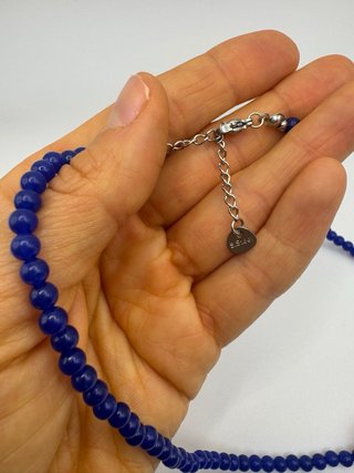 Collar azul con corazón rojo