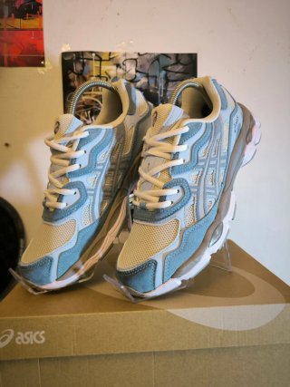 Zapatillas Asics Beige y Gris