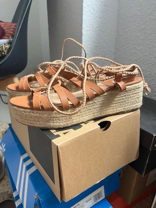 Sandalias altas de cuña con cordones