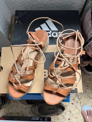 Sandalias altas de cuña con cordones