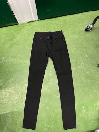 Pantalón negro pitillo