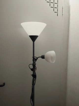 Lámpara de pie gris y blanca