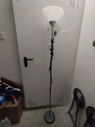 Lámpara de pie gris y blanca