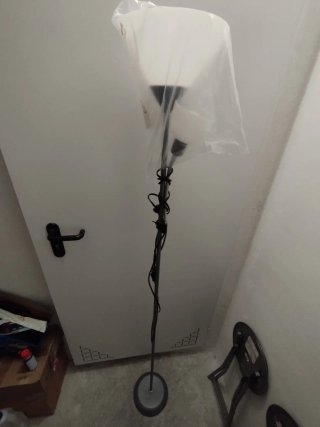 Lámpara de pie gris y blanca