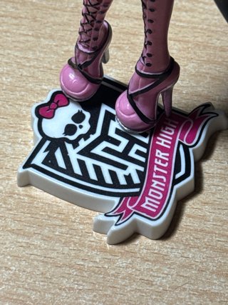 Muñeca Monster High Draculaura con peana