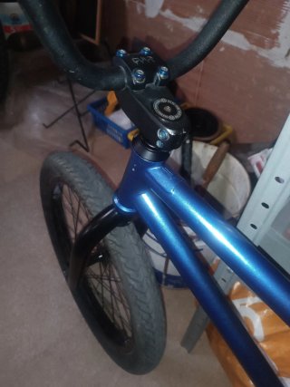 Bicicleta BMX montada a piezas