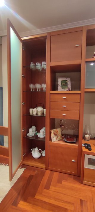 Mueble modular salón vitrina madera maciza.