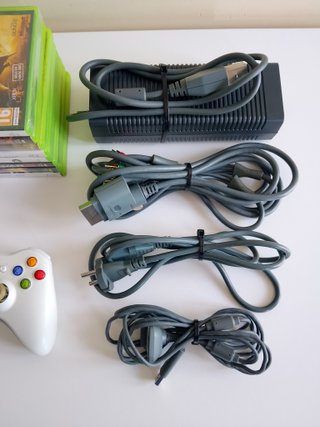 Xbox 360 Blanca con Mandos y Juegos