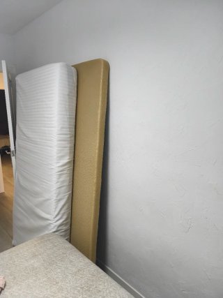 Colchón y base tapizada con 6 patas