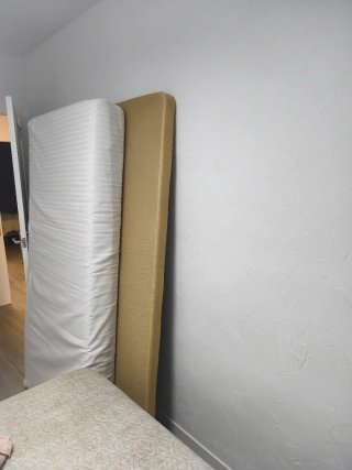Colchón y base tapizada con 6 patas