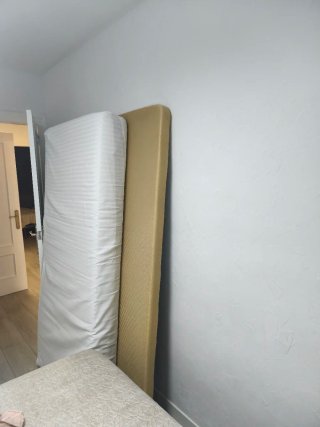 Colchón y base tapizada con 6 patas