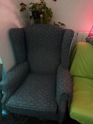 Sillón de tela con patas de madera recién forrado