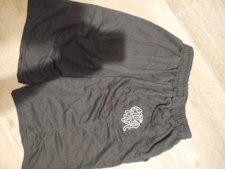 Pantalón corto hombre negro corte largo