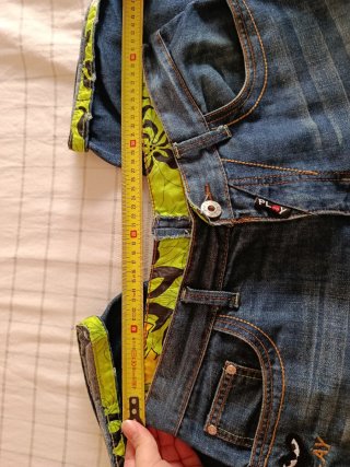 Vaqueros cortos desgastados con estampado