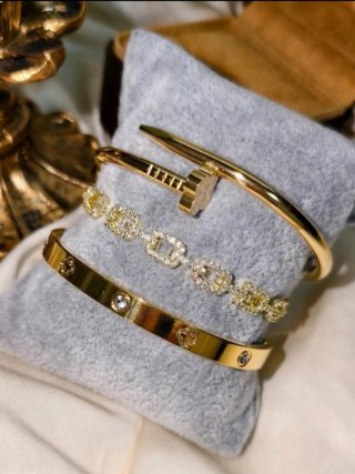 Pulseras de acero con detalles