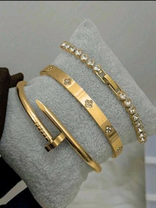 Pulseras de acero con detalles