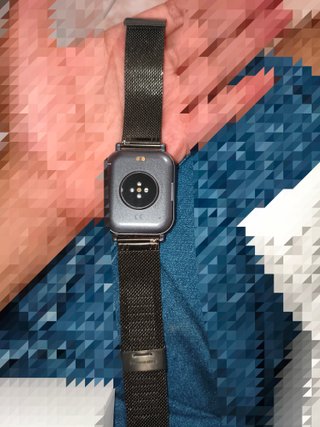 Smartwatch nero con vetro rotto ma funzionante