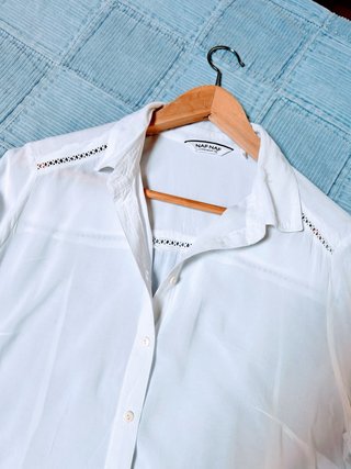 Blusa Naf Naf blanca con detalles