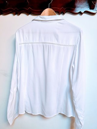 Blusa Naf Naf blanca con detalles