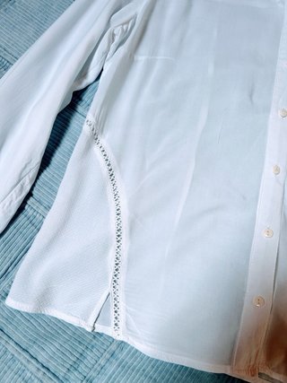 Blusa Naf Naf blanca con detalles