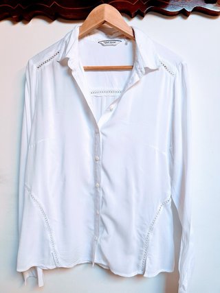 Blusa Naf Naf blanca con detalles