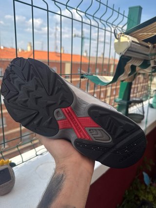 Zapatilla Adidas Gris y Rojo