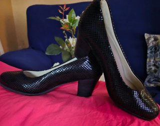 Zapatos de tacón negros elegantes y comodos