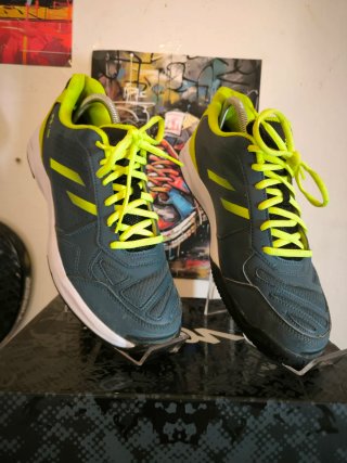 Zapatillas grises y amarillas PS 190