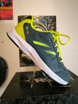 Zapatillas grises y amarillas PS 190