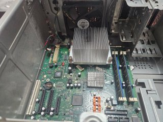 Servidor Fujitsu PRIMERGY TX100 S1