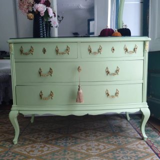 Cómoda vintage verde menta con espejo